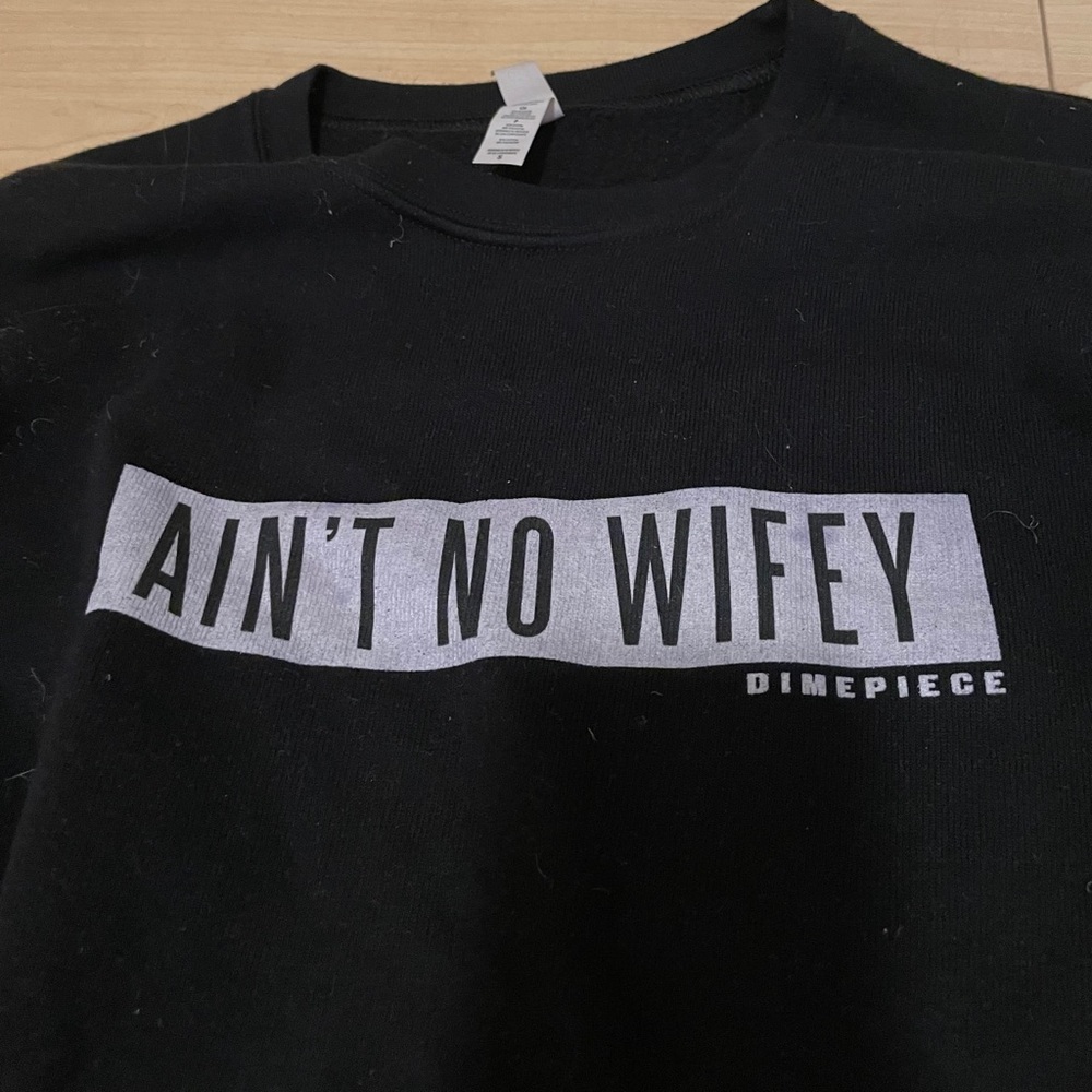 Dime piece la ain’t no wifey crop sweatshirt